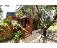 Chalet independiente de casi 400m² en urbanización exclusiva con piscina junto Colonia Torrelodones