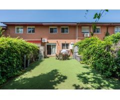 ADOSADO CON JARDÍN PRIVADO EN LA NAVATA, CÉNTRICO Y TRANQUILO  Magnífico chalet adosado en el corazó