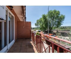ADOSADO CON JARDÍN PRIVADO EN LA NAVATA, CÉNTRICO Y TRANQUILO  Magnífico chalet adosado en el corazó