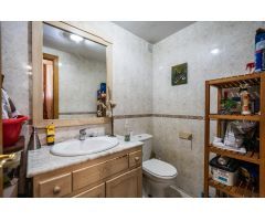 ADOSADO CON JARDÍN PRIVADO EN LA NAVATA, CÉNTRICO Y TRANQUILO  Magnífico chalet adosado en el corazó