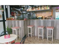 Pintoresco bar a setenta metros de la amplia Playa de S Arenal.