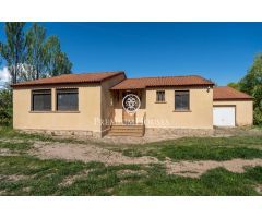 Casa con jardín y vistas en Prenafeta