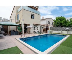 Casa independiente con piscina en el centro