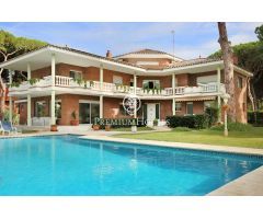 Casa con gran jardín y mucha privacidad a la venta en La Pineda, Castelldefels