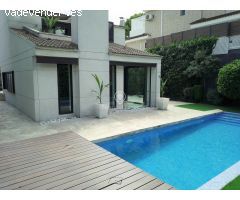 Moderna casa con piscina a escasos metros de la playa de Castelldefels