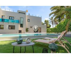 Casa moderna con piscina a la venta en Vallpineda