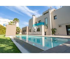 Casa moderna con piscina a la venta en Vallpineda
