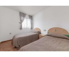 BUNGALOW DE 2 DORMITORIOS CON JARDÍN PRIVADO, PISCINA COMUNITARIA Y PARKING (Vistabella Golf)
