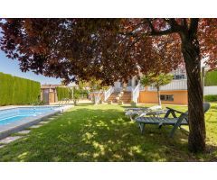 ¡GRAN CHALET EN GOJAR EN URBANIZACION LOS CEREZOS!