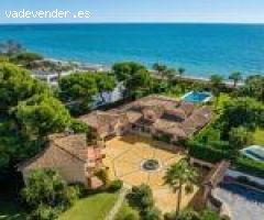 ESPECTACULAR CASA A PIE DE PLAYA - ESTEPONA