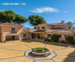 ESPECTACULAR CASA A PIE DE PLAYA - ESTEPONA