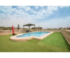 Chalet en venta 5 habitaciones en Elche con piscina y nave adjunta