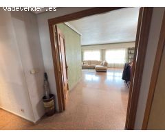 Amplio Piso en el Corazón de Alicante con Patio y Excelentes Conexiones