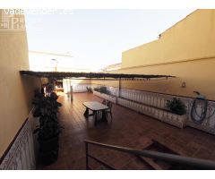 Espectacular casa adosada junto a c/La Paz, de 204 m2, con patio de 70 m2, 4 dorm, 2 baños y garaje.