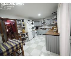 Casa adosada de 3 dorm, 3 baños, garaje, cocinilla y patio por solo 140.000 euros.