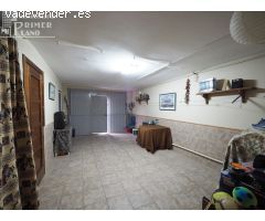 Casa adosada de 3 dorm, 3 baños, garaje, cocinilla y patio por solo 140.000 euros.