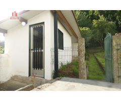CASA CON PARCELA EN A MERCA.