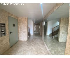 (Se vende con cargas) Piso de dos dormitorios en Aguadulce (Roquetas de Mar).