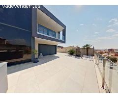 Única y exclusiva casa con piscina y jardín en Santa Coloma de Gramanet