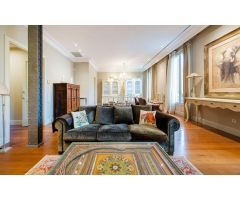 Frente a la Pedrera, exclusiva vivienda de lujo.