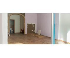 Se vende local comercial, con escaparate grande, totalmente renovado en Oliva centro