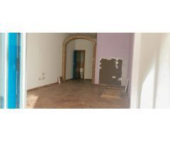 Se vende local comercial, con escaparate grande, totalmente renovado en Oliva centro