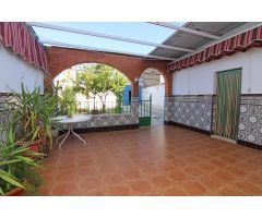 ¡Gran Casa en Torremejía con Patio, Terraza, Cochera y Posibilidad de Dos Viviendas!
