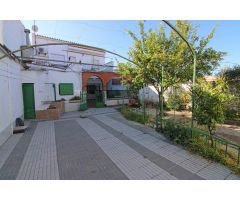 ¡Gran Casa en Torremejía con Patio, Terraza, Cochera y Posibilidad de Dos Viviendas!