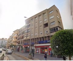 Oficinas situadas en planta primera haciendo esquina en edificio mixto
