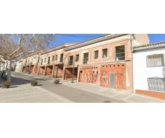 Edificio de tres bloques entre medianerías con diez locales comerciales