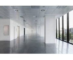 Edificio de oficinas ubicado en el distrito de Prosperidad, junto al metro de Cruz del rayo y el adu