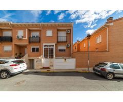 Chalet pareado en Ciruelos-Toledo. 205 m2, 3 plantas, 3d, 2b, patio y garaje.