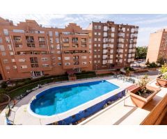 Piso reformado con garaje, trastero, terraza y piscina en Alcorcón