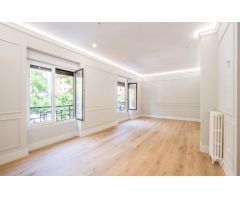 Vive a un paso del Retiro: elegancia, luz y ubicación premium en pleno Madrid
