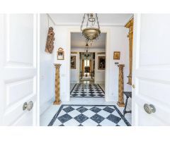 Casa exclusiva de estilo Neoclásico en urbanización de lujo