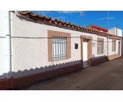 CASA EN VENTA CON PATIO EN ZAMORA ZONA LOS BLOQUES, 3 DORMITORIOS, 1 BAÑO.