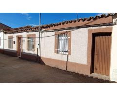 CASA EN VENTA CON PATIO EN ZAMORA ZONA LOS BLOQUES, 3 DORMITORIOS, 1 BAÑO.