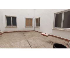 ENTREPLANTA ACONDICIONADA COMO APARTAMENTO EN VENTA ZONA PUERTA DE LA FERIA