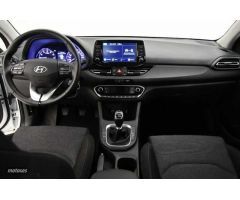 Hyundai i30 1.5 DPI Klass SLX 110 de 2024 con 10.754 Km por 19.300 EUR. en Barcelona