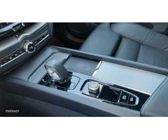 Volvo XC 60 2.0 T6 RECHARGE PLUS DARK AUTO 4WD 350 5P de 2023 con 18.322 Km por 49.900 EUR. en Madri