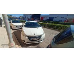 Peugeot 208 Access de 2013 con 295.000 Km por 3.000 EUR. en Malaga