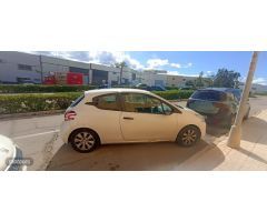 Peugeot 208 Access de 2013 con 295.000 Km por 3.000 EUR. en Malaga
