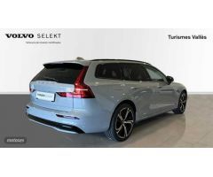 Volvo V 60 Plus, B4 Mild Hybrid, Gasolina, Dark de 2024 con 7 Km por 47.900 EUR. en Barcelona