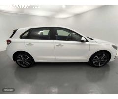 Hyundai i30 1.5 DPI Klass SLX 110 de 2024 con 10.929 Km por 18.200 EUR. en Barcelona