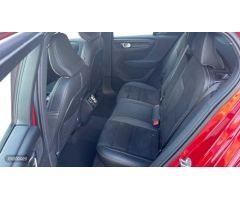 Volvo XC40 2.0 B3 R-DESIGN AUTO 163 5P de 2022 con 33.722 Km por 29.900 EUR. en Madrid