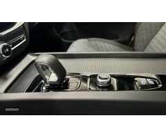 Volvo XC 60 2.0 T6 RECHARGE CORE AUTO 4WD 350 5P de 2024 con 17.057 Km por 45.900 EUR. en Madrid