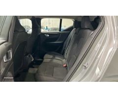 Volvo XC40 1.5 T2 ESSENTIAL AUTO 5P de 2023 con 15.752 Km por 28.900 EUR. en Madrid