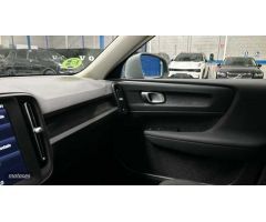 Volvo XC40 1.5 T2 ESSENTIAL AUTO 5P de 2023 con 15.752 Km por 28.900 EUR. en Madrid