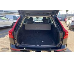 Volvo XC 60 B4 DIESEL CORE de 2023 con 53.601 Km por 37.900 EUR. en Sevilla