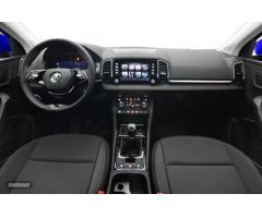 Skoda Karoq Nuevo KAROQ Ambition Plus 1.0 TSI 81kW (110CV) (NU73A513) de 2022 con 5.328 Km por 23.49